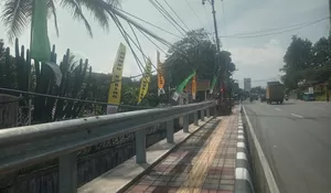 Nyawa Pejalan Kaki di Trotoar Puncak Terancam! Kabel Menjuntai Tak Kunjung Dibereskan, Tunggu Ada Korban?